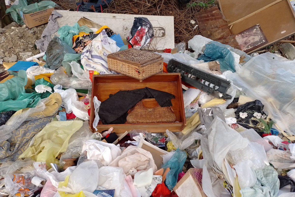 Pilha de lixo tem causado transtornos aos moradores da Rua João Barbalho, no bairro de Casa Amarela