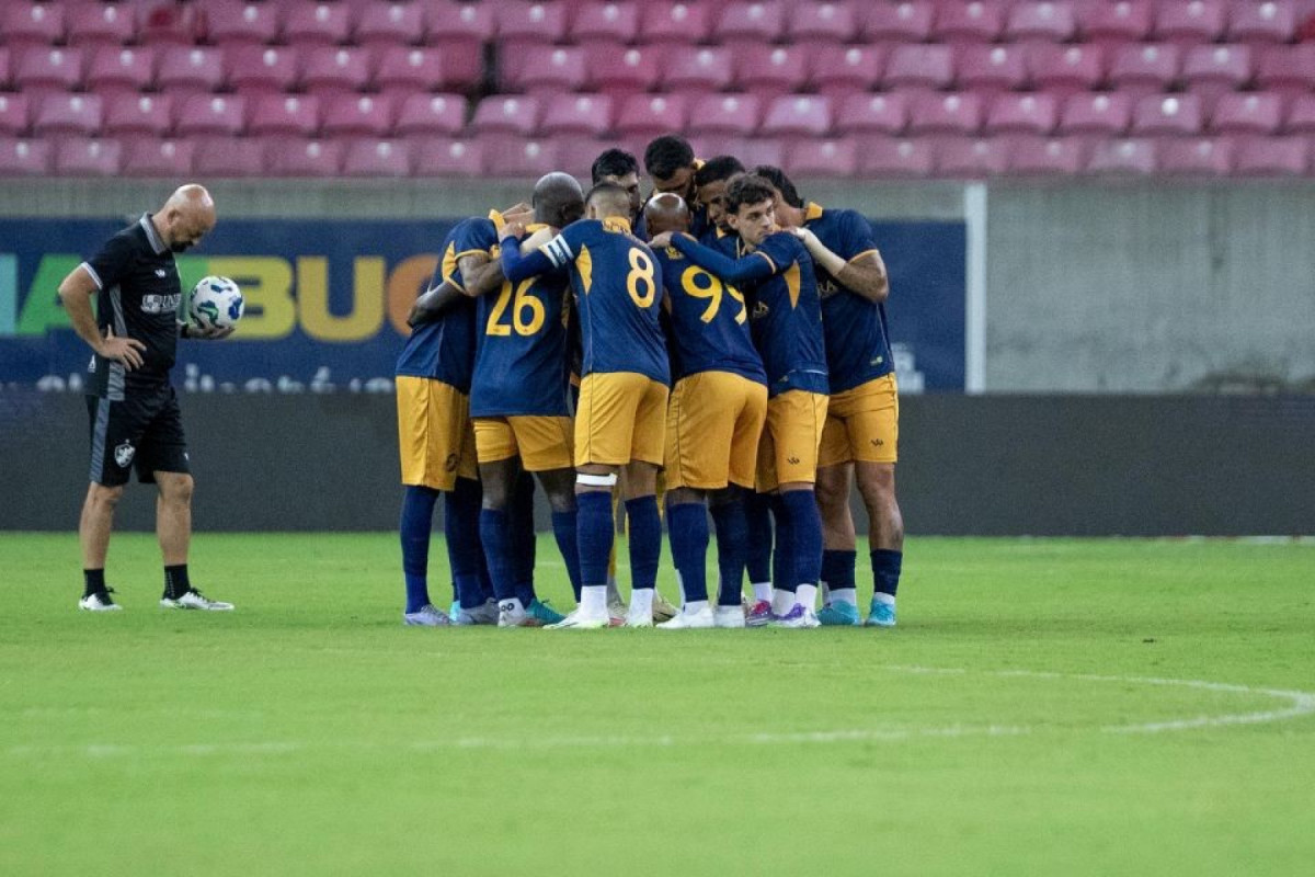 Time do Retrô antes de partida na Arena de Pernambuco/Rafael Vieira / DP Foto