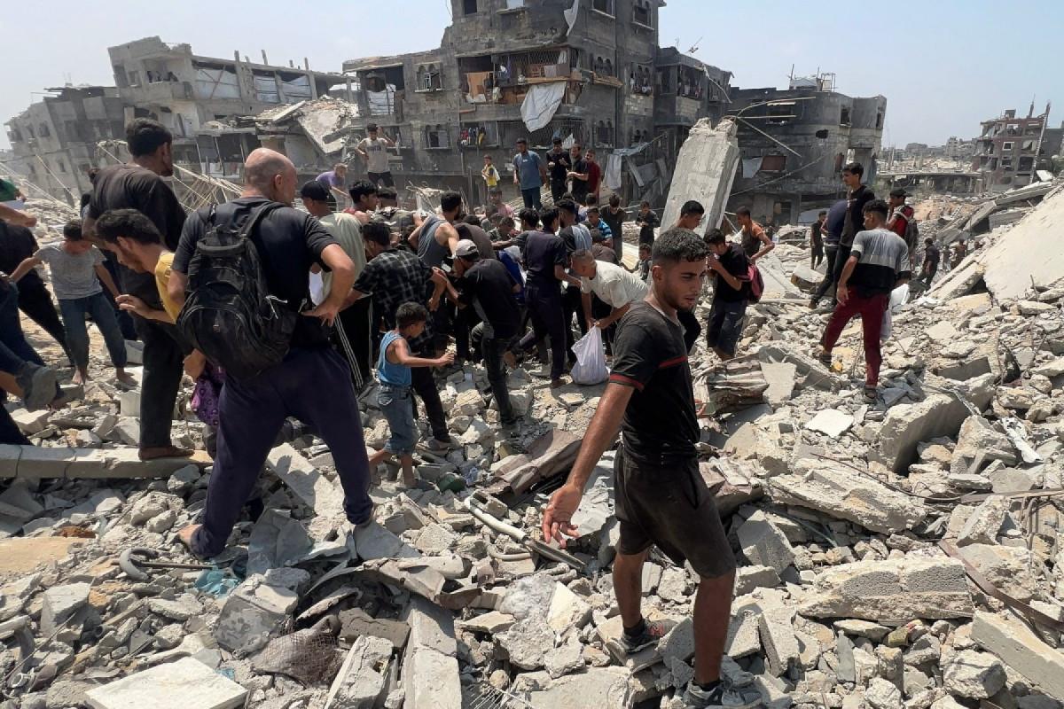 Pelo menos seis corpos, incluindo o de uma criança, foram levados ao hospital Al Awda, no campo de refugiados de Nuseirat, no centro de Gaza, junto com trinta feridos, declarou Basal à AFP/Foto: Bashar TALEB / AFP