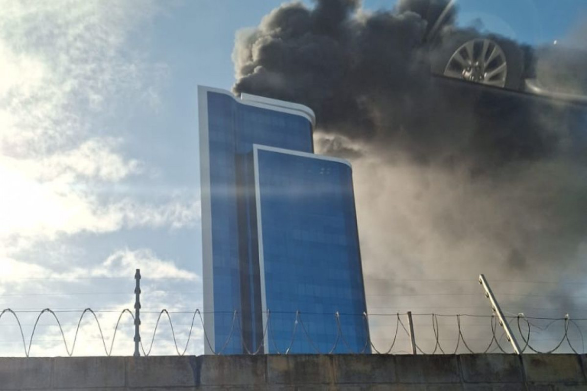 Incêndio atinge cobertura de prédio empresarial no bairro do Pina, no Recife
(Reprodução) Incêndio atinge cobertura de prédio empresarial no bairro do Pina, no Recife
/Reprodução
