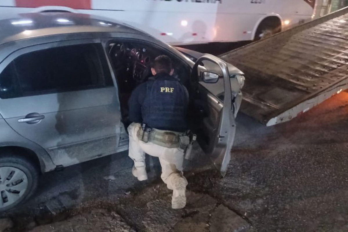 PRF recupera carro roubado após motorista arrastar moto em Abreu e Lima
/Foto: Divulgação  PRF