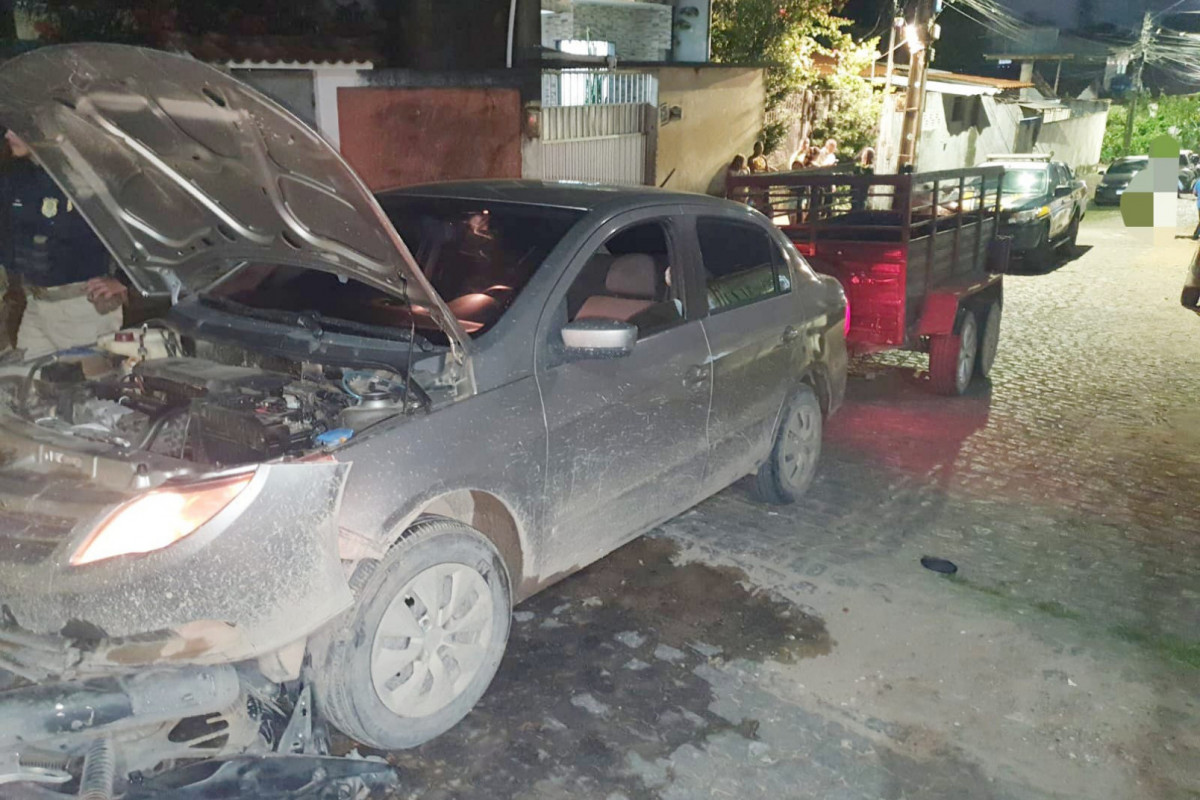PRF recupera carro roubado em Abreu e Lima