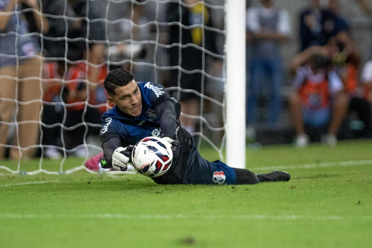 Rokenedy defendeu dois pênaltis contra o Sergipe (Rafael Vieira/DP) Rokenedy defendeu dois pênaltis contra o Sergipe/Rafael Vieira/DP