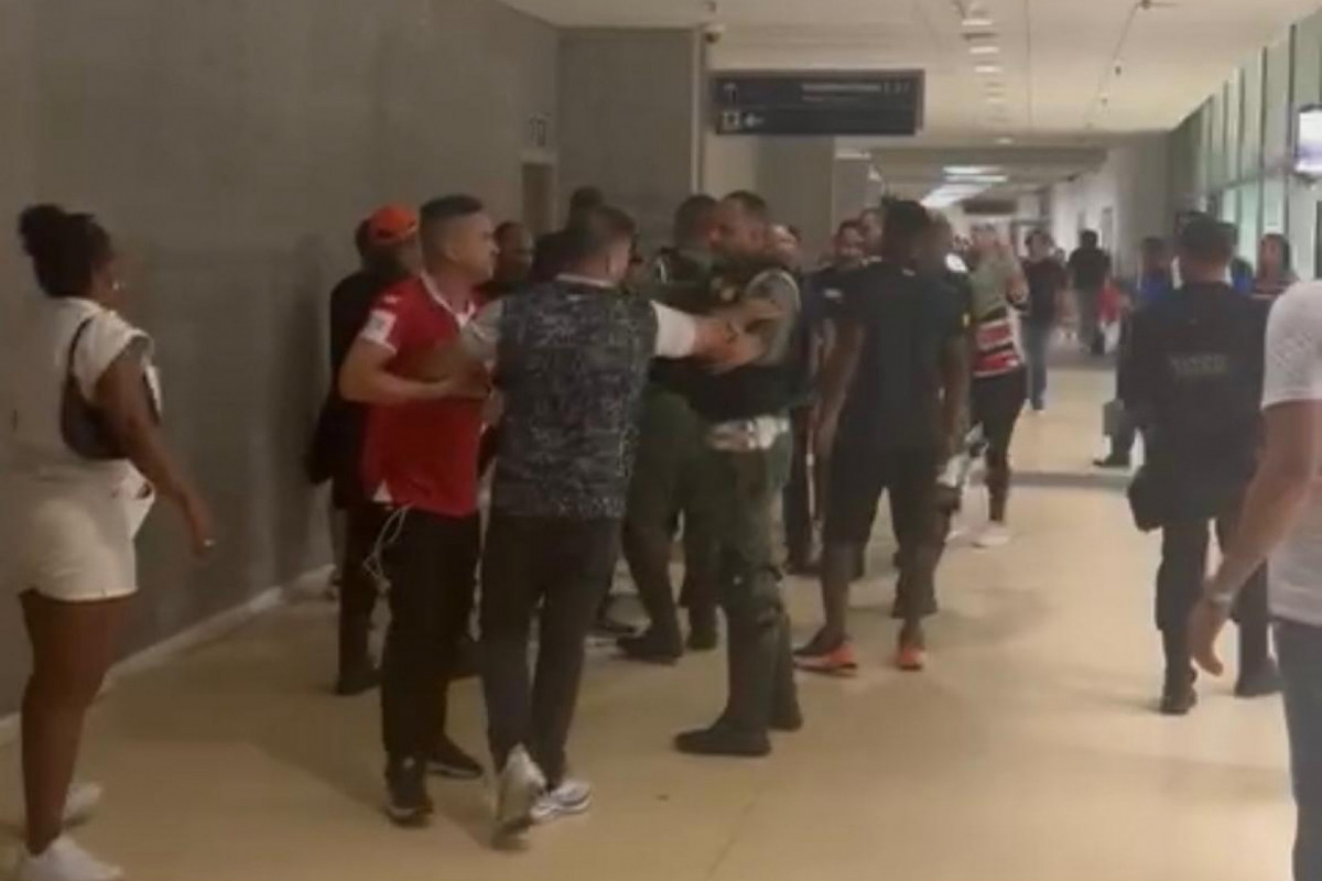Confusão entre tricolores e sergipanos nos corredores na Arena /Paulo Mota/DP 