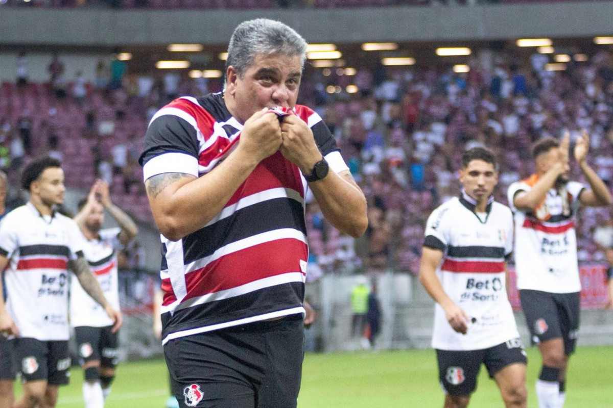 Técnico Marcelo Cabo se emocionou com vitória do Santa Cruz sobre o Sergipe (Rafael Vieira/DP ) Técnico Marcelo Cabo se emocionou com vitória do Santa Cruz sobre o Sergipe/Rafael Vieira/DP