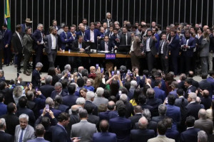 Nesta semana, deputados e senadores de oposição pernoitaram nos plenários da Câmara e do Senado para manter a ocupação das mesas diretoras das Casas, inviabilizando a retomada dos trabalhos legislativos