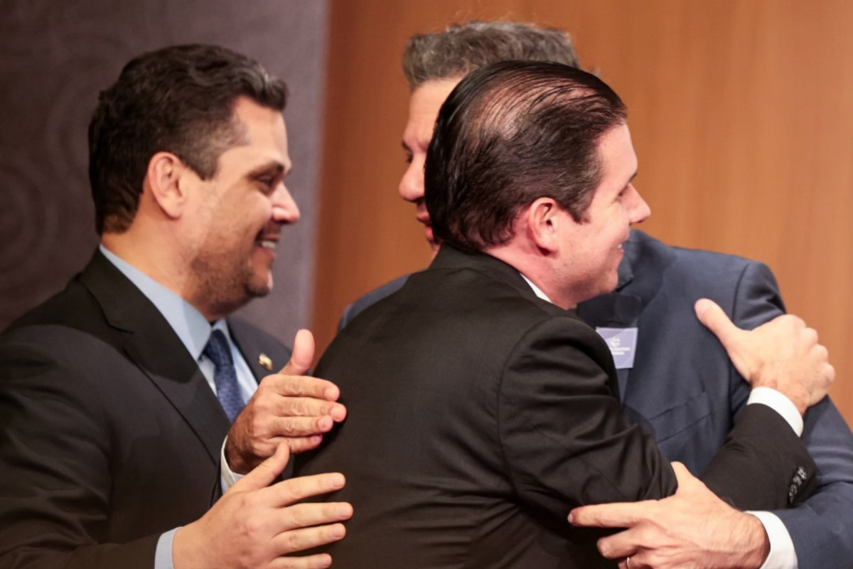 Os presidentes do Senado, Davi Alcolumbre, e da Câmara, Hugo Motta, com o ministro da Fazenda, Fernando Haddad/VINÍCIUS SCHMIDT/METRÓPOLES