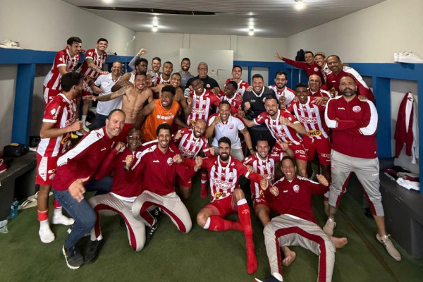 Delegação do Náutico após vitória sobre o Londrina no Estádio do Café