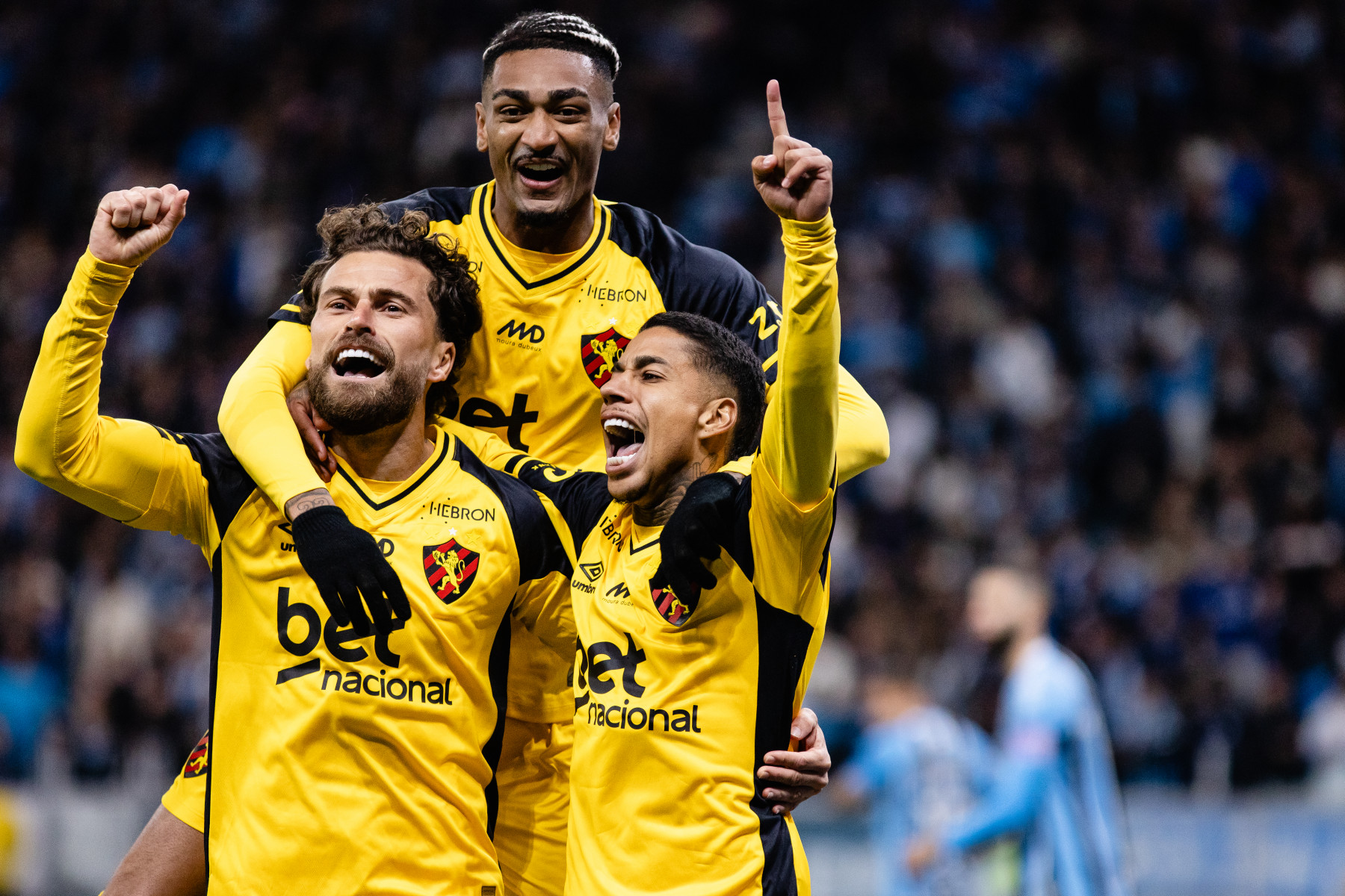 Jogadores comemoram o gol da vitória do Sport em Porto Alegre