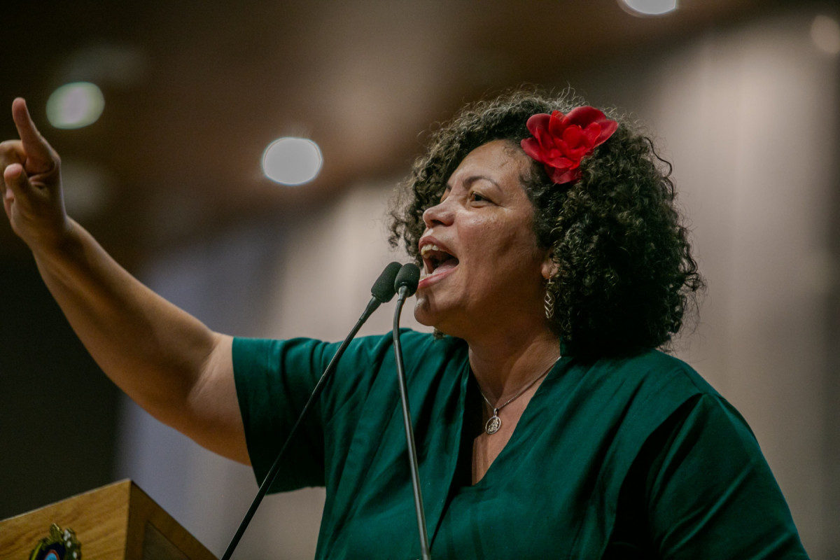 Deputada Dani Portela rebate acusação no plenário da Assembleia/Fran Silva/ Equipe Dani Portela