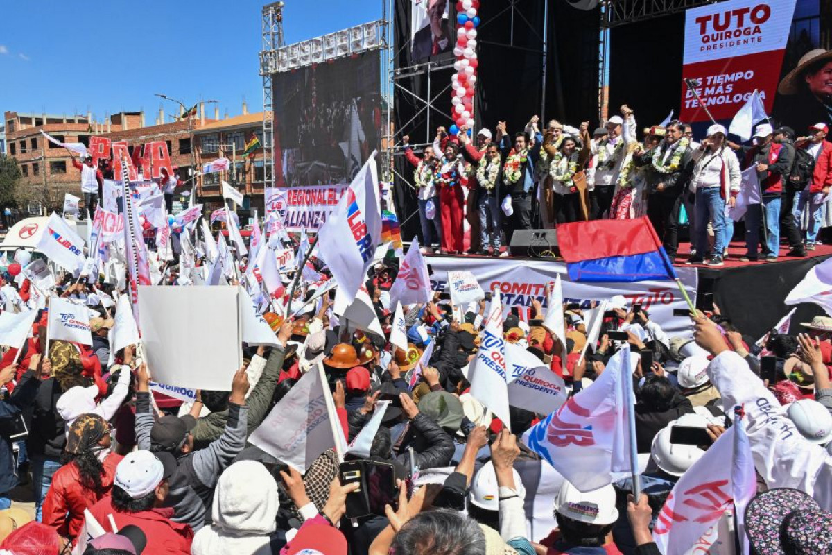 Apoiadores do ex-presidente da Bolívia, e candidato presidencial pela coalizão Apoiadores do ex-presidente da Bolívia, e candidato presidencial pela coalizão