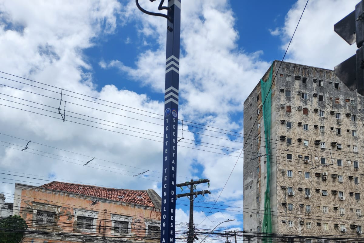 Em vistoria, a Secretaria de Defesa Social viu postes com adesivos errados