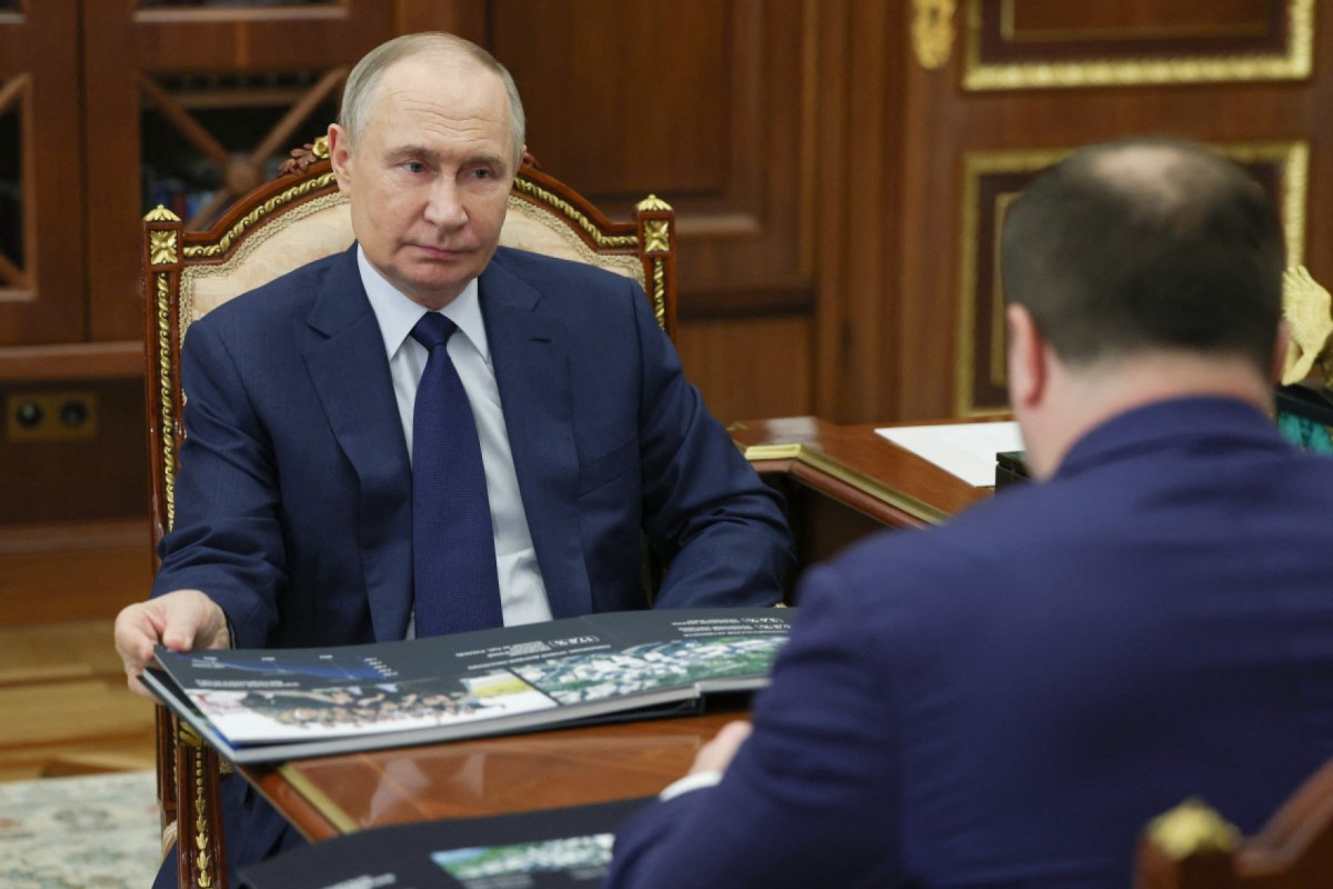 Nesta fotografia de piscina distribuída pela agência estatal russa Sputnik, o presidente russo Vladimir Putin (E) se encontra com o governador da região de Omsk, Vitaly Khotsenko, em Moscou, em 11 de agosto de 2025. (Foto de Vyacheslav PROKOFYEV / POOL / AFP)