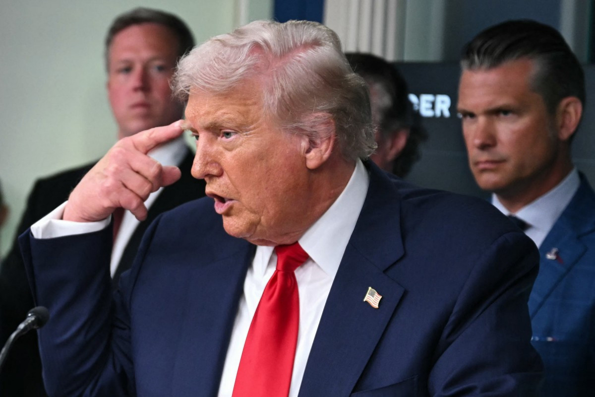 O presidente dos EUA, Donald Trump, gesticula enquanto fala durante uma coletiva de imprensa para discutir o crime em Washington, D.C., na Sala de Imprensa Brady, na Casa Branca, em Washington, D.C., em 11 de agosto de 2025. O presidente Donald Trump anunciou na segunda-feira que estava mobilizando tropas da Guarda Nacional e colocando a força policial de Washington sob controle federal para combater o crime na capital dos EUA. 