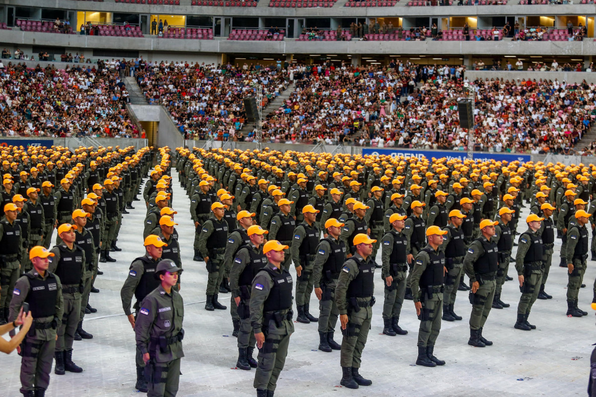 Mais de 200 policiais militares se formaram nesta terça (12)