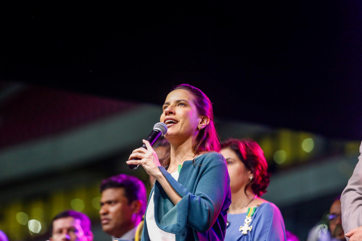 Governadora Raquel Lyra discursa durante formação de policiais militares