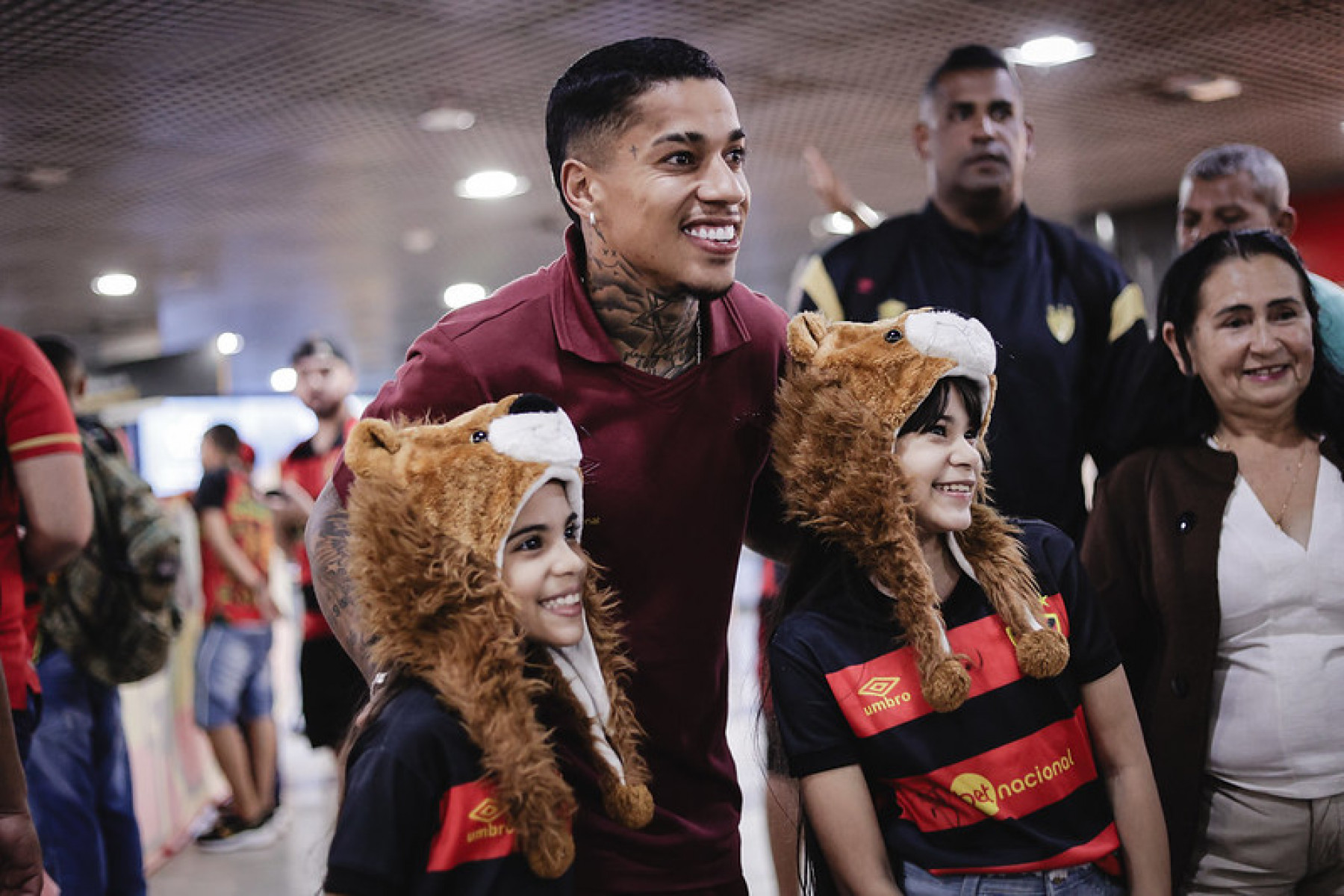 Matheusinho tira foto com torcedoras do Sport