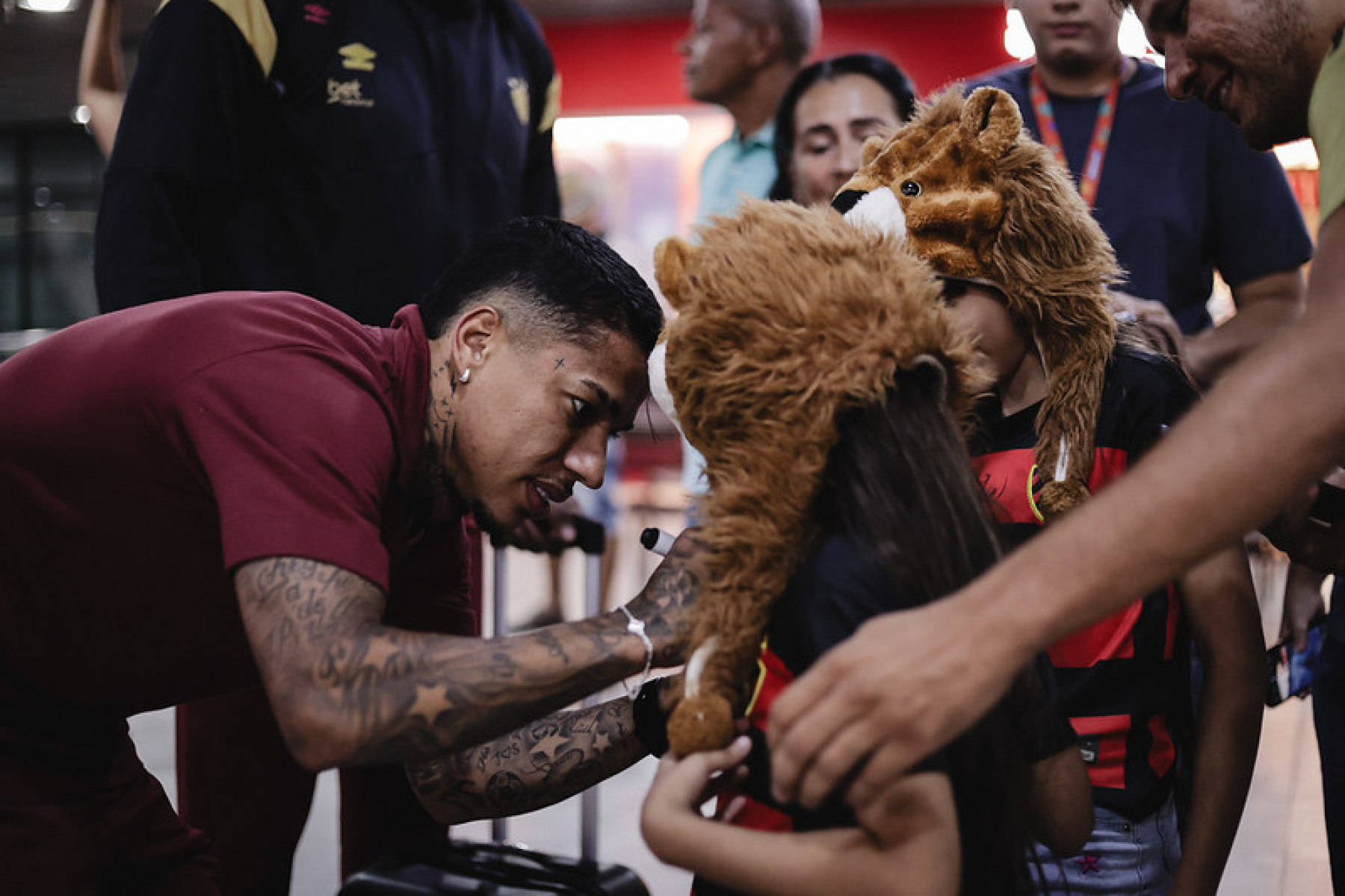 Matheusinho distribuiu autógrafos para os torcedores do Sport