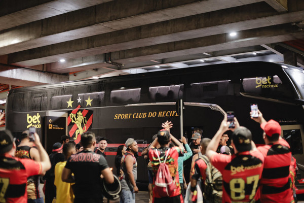 Torcedores do Sport apoiam chegada do clube após a vitória contra o Grêmio