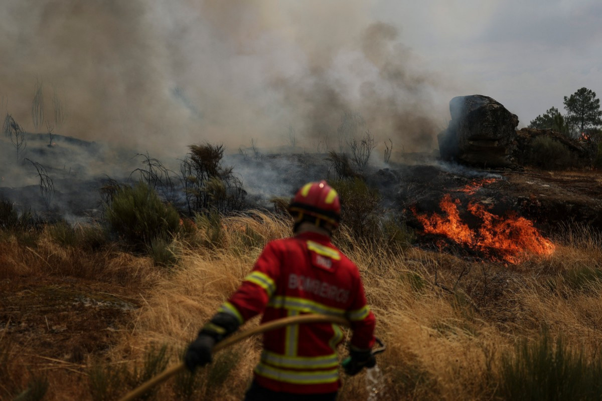 Bombeiros tentam extinguir um incêndio florestal em Portugal
