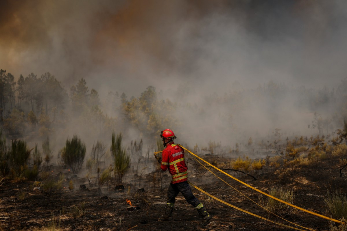 Bombeiros tentam extinguir um incêndio florestal em Portugal