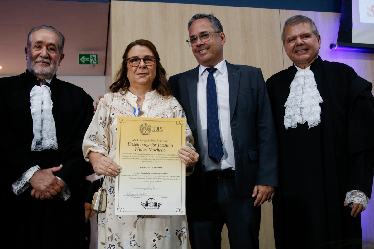 A Diretora de Jornalismo do Diario de Pernambuco, Paula Losada, recebeu, durante o evento desta quarta (13), a Medalha do Mérito Judiciário Desembargador Joaquim Nunes Machado, Grau Comendador Geral
(Foto: Marina Torres/DP) A Diretora de Jornalismo do Diario de Pernambuco, Paula Losada, recebeu, durante o evento desta quarta (13), a Medalha do Mérito Judiciário Desembargador Joaquim Nunes Machado, Grau Comendador Geral
/Foto: Marina Torres/DP