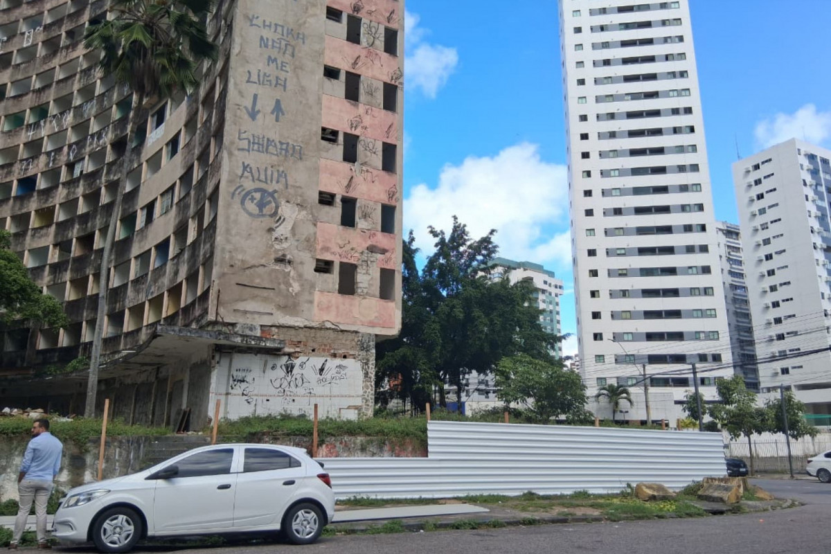 No início desta semana, o Edifício Holiday começou a ser isolado por tapumes (Foto: DP Foto) No início desta semana, o Edifício Holiday começou a ser isolado por tapumes/Foto: DP Foto