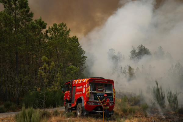 Bombeiros tentam extinguir um incêndio florestal em Portugal 