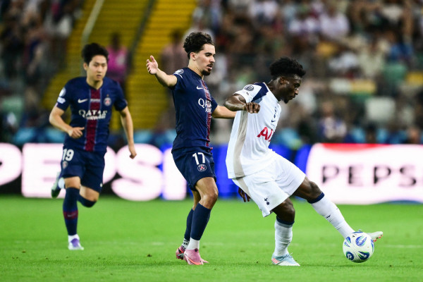 Disputa entre Vitinha, meia do PSG, e Mohammed Kudus, meia-atacante do Tottenham