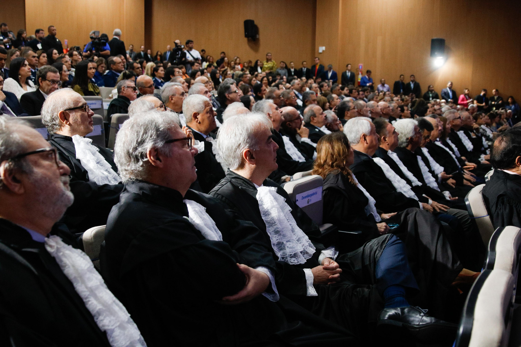 Segundo o TJPE, a escolha dos(as) servidores(as) homenageados(as) com a comenda considerou indicações precedidas em sessão ordinária da Corte Especial do Tribunal