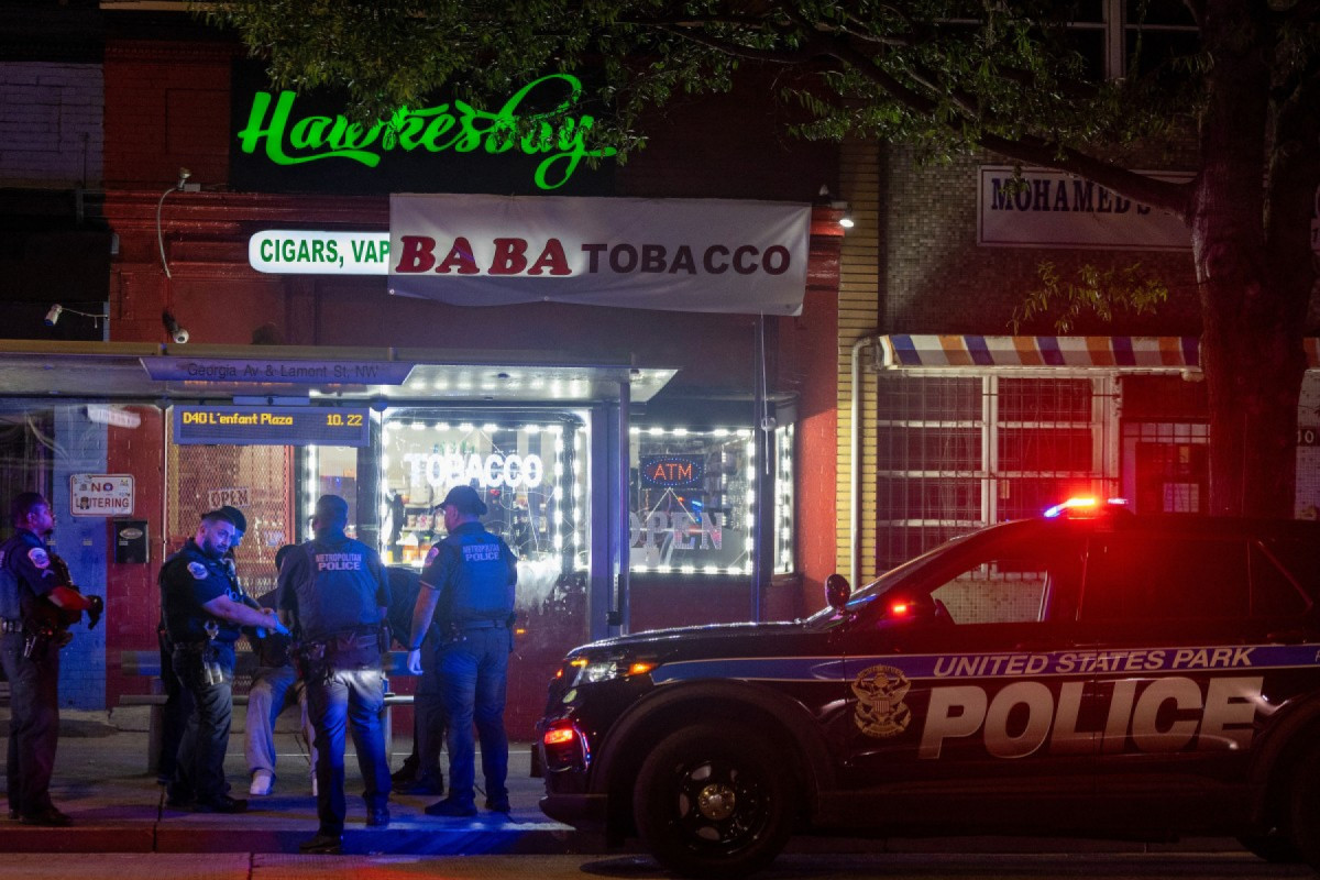 A Polícia Metropolitana de Washington, DC, juntamente com agentes do FBI, da ATF e da Polícia do Serviço de Parques dos EUA, trabalha no local onde um homem, supostamente sob efeito de drogas e com entrada negada às autoridades, foi removido na Georgia Ave NW em 13 de agosto de 2025, em Washington, DC. O presidente dos EUA, Donald Trump, anunciou planos de enviar agentes federais e da Guarda Nacional para o Distrito, a fim de colocar o Departamento de Polícia Metropolitana de DC sob controle federal e auxiliar na prevenção de crimes na capital do país. Tasos Katopodis/Getty Images/AFP (Foto de TASOS KATOPODIS / GETTY IMAGES NORTH AMERICA / Getty Images via AFP)