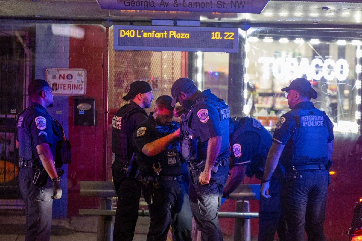 A Polícia Metropolitana de Washington, DC, juntamente com agentes do FBI, da ATF e da Polícia do Serviço de Parques dos EUA, trabalha no local onde um homem, supostamente sob efeito de drogas e com entrada negada às autoridades, foi removido na Georgia Ave NW em 13 de agosto de 2025, em Washington, DC. O presidente dos EUA, Donald Trump, anunciou planos de enviar agentes federais e da Guarda Nacional para o Distrito, a fim de colocar o Departamento de Polícia Metropolitana de DC sob controle federal e auxiliar na prevenção de crimes na capital do país. Tasos Katopodis/Getty Images/AFP (Foto de TASOS KATOPODIS / GETTY IMAGES NORTH AMERICA / Getty Images via AFP)/ Getty Images via AFP
