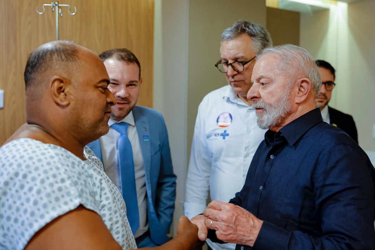 Lula durante visita ao Hospital Ariano Suassuna
