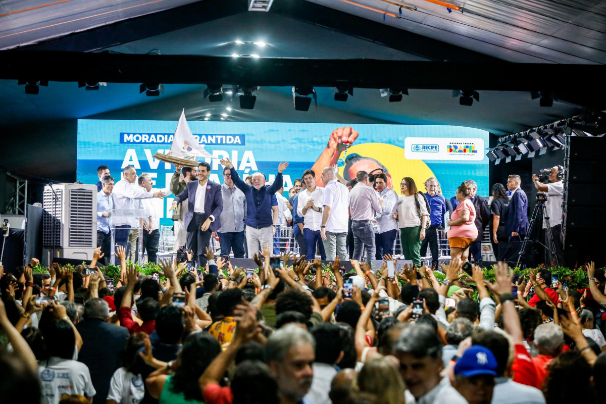 Nesta quinta-feira (14), Lula participou da entrega de 599 títulos de regularização fundiária aos moradores de Brasília Teimosa, na Zona Sul do Recife, em parceria com a Prefeitura do Recife