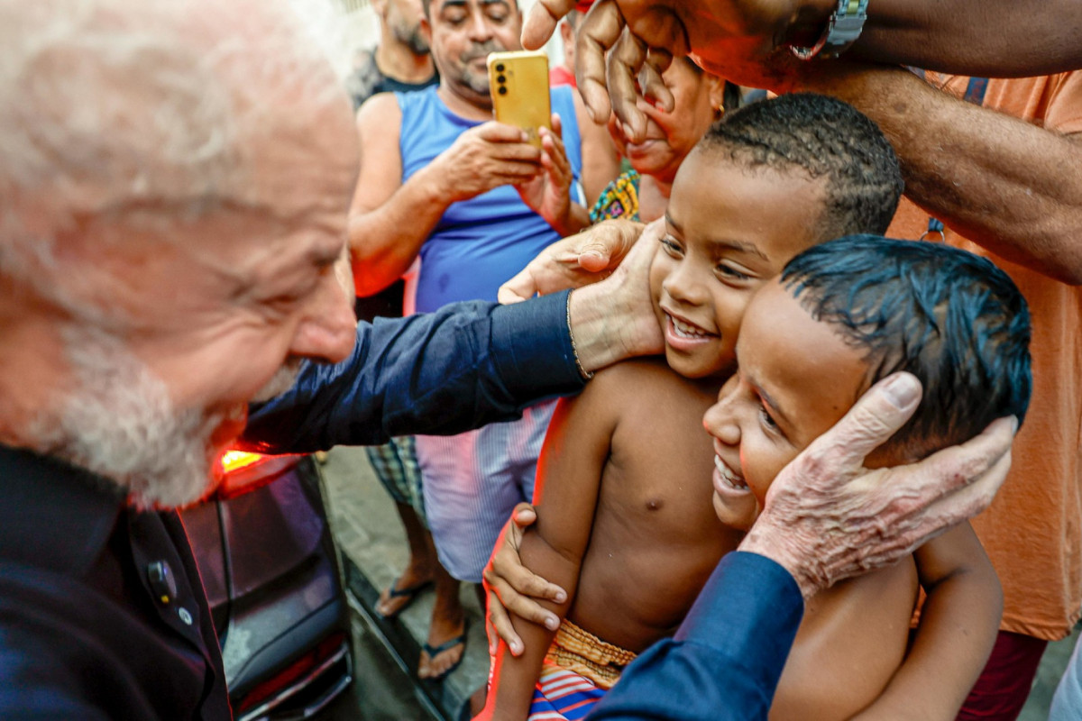 Presidente Lula é recepcionado por moradores de Brasília Teimosa