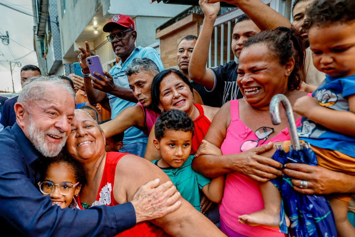 Presidente Lula é recepcionado por moradores de Brasília Teimosa