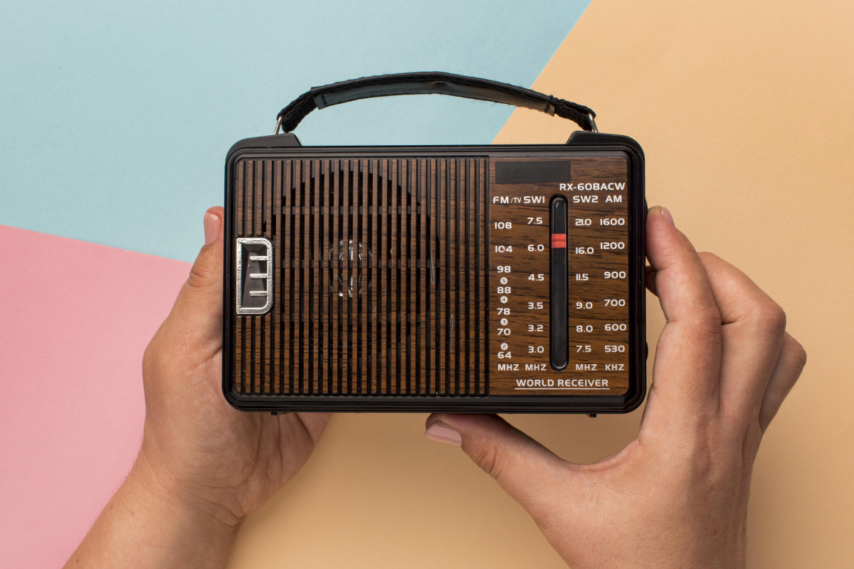 Segundo dados da Kantar IBOPE Media, o rádio atinge 83% da população das grandes cidades brasileiras/Foto: Freepik
