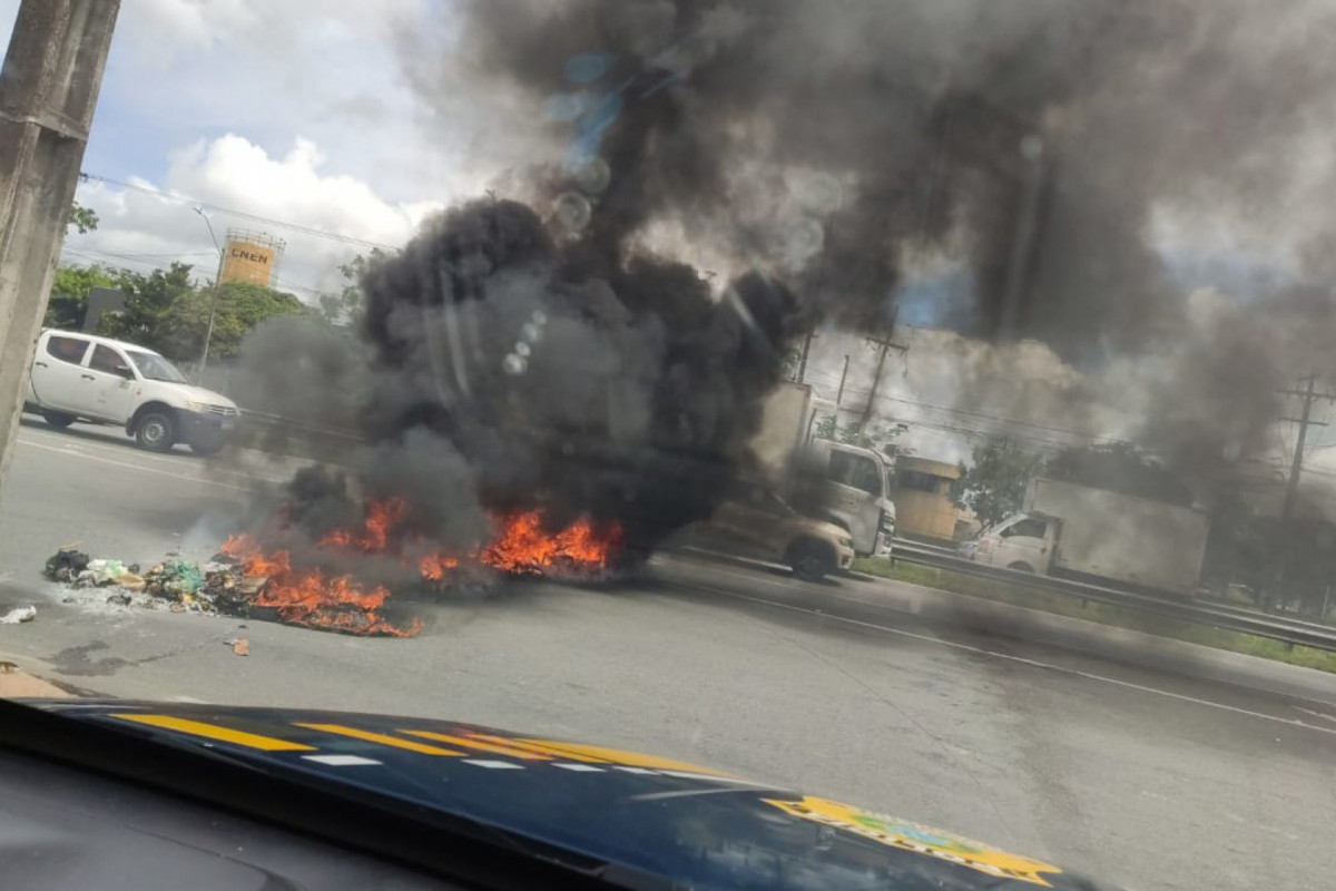 Protesto interditou parcialmente o Km 68 da BR-101, no bairro do Engenho do Meio/Divulgação/PRF