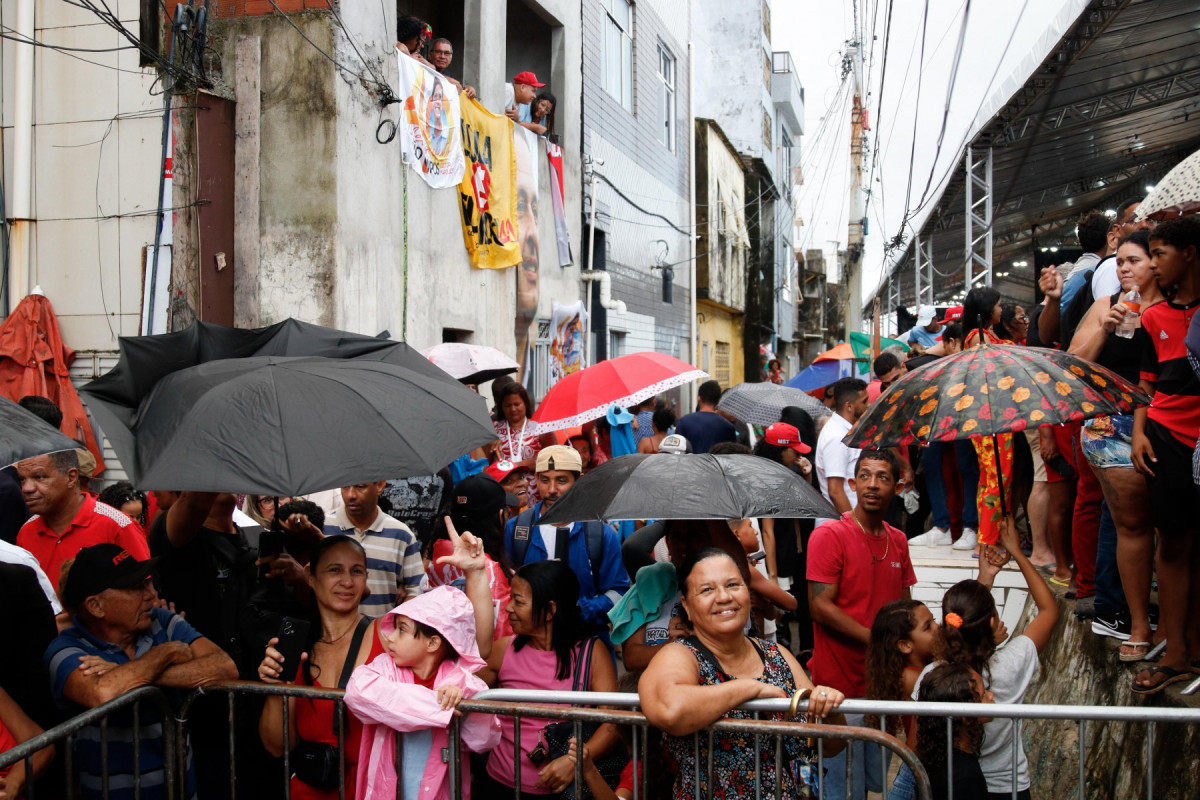 Moradores de Brasília Teimosa recebem o presidente Lula/Foto: Marina Torres/DP Foto