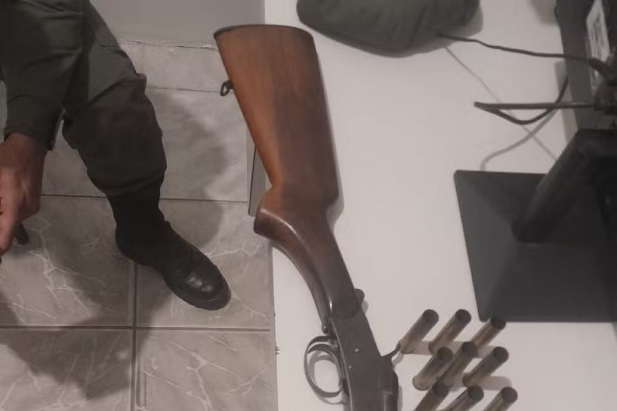 Polícia apreendeu auma espingarda na operação
