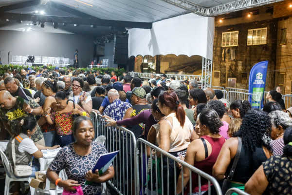 Nesta quinta-feira (14), Lula participou da entrega de 599 títulos de regularização fundiária aos moradores de Brasília Teimosa, na Zona Sul do Recife, em parceria com a Prefeitura do Recife