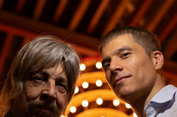 Benito Di Paula e o filho Rodrigo Vellozo dividem o palco no Teatro Guararapes/Foto: Murilo Alvesso/Divulgação