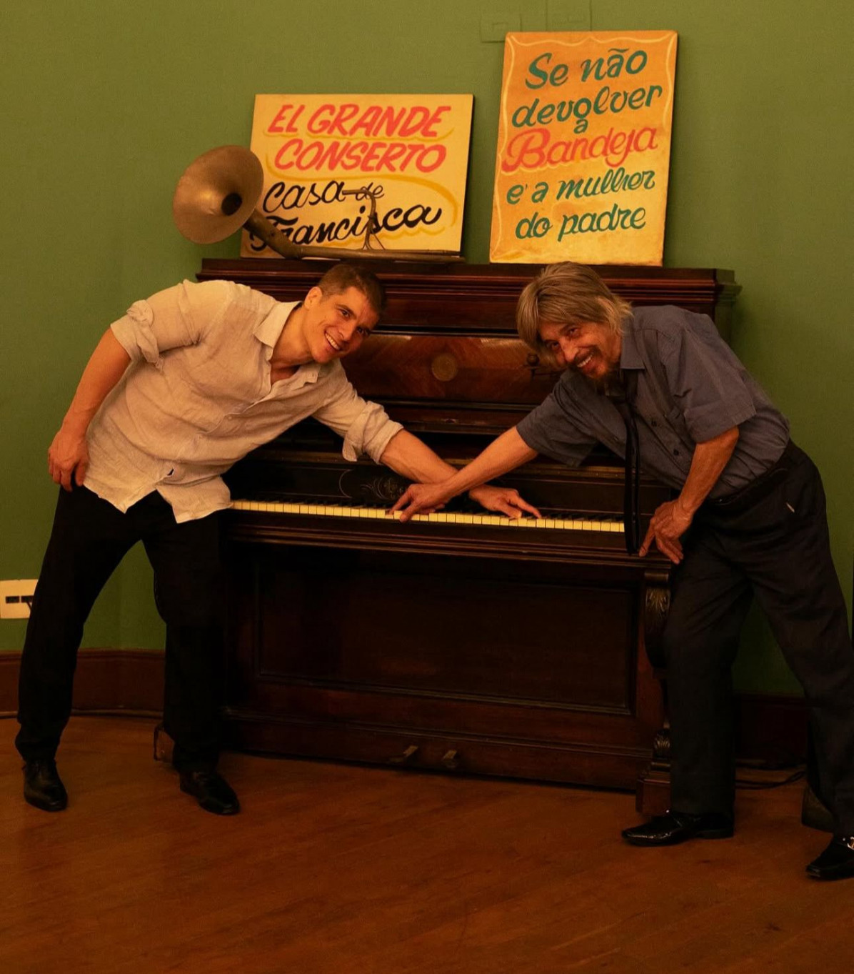 Benito Di Paula e o filho Rodrigo Vellozo dividem o palco no Teatro Guararapes