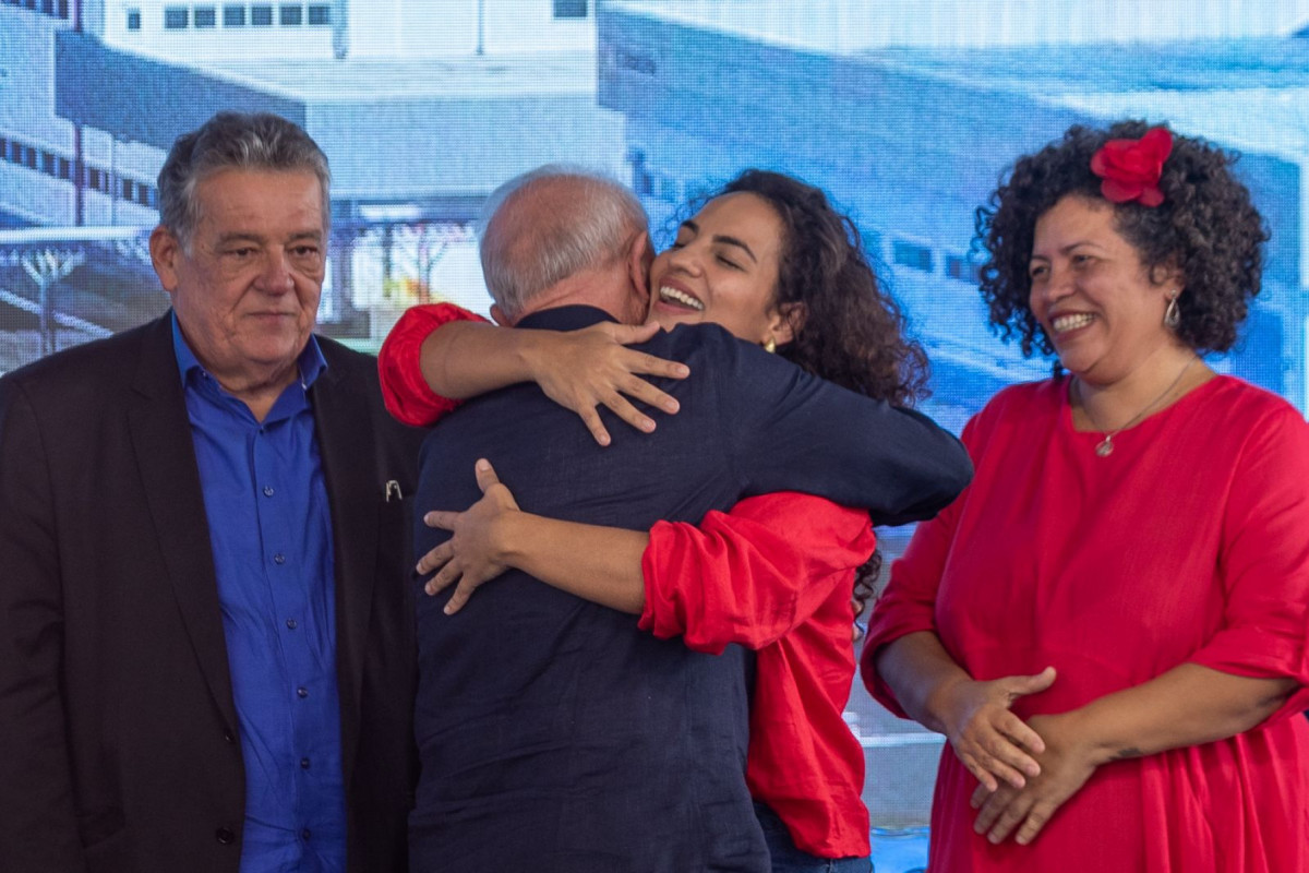 Deputadas estaduais Rosa Amorim (PT) e Dani Portela (PSOL) acompanharam o presidente Lula (PT) na Hemobras na última quinta-feira (14)/Foto: Rafael Vieira/DP Foto