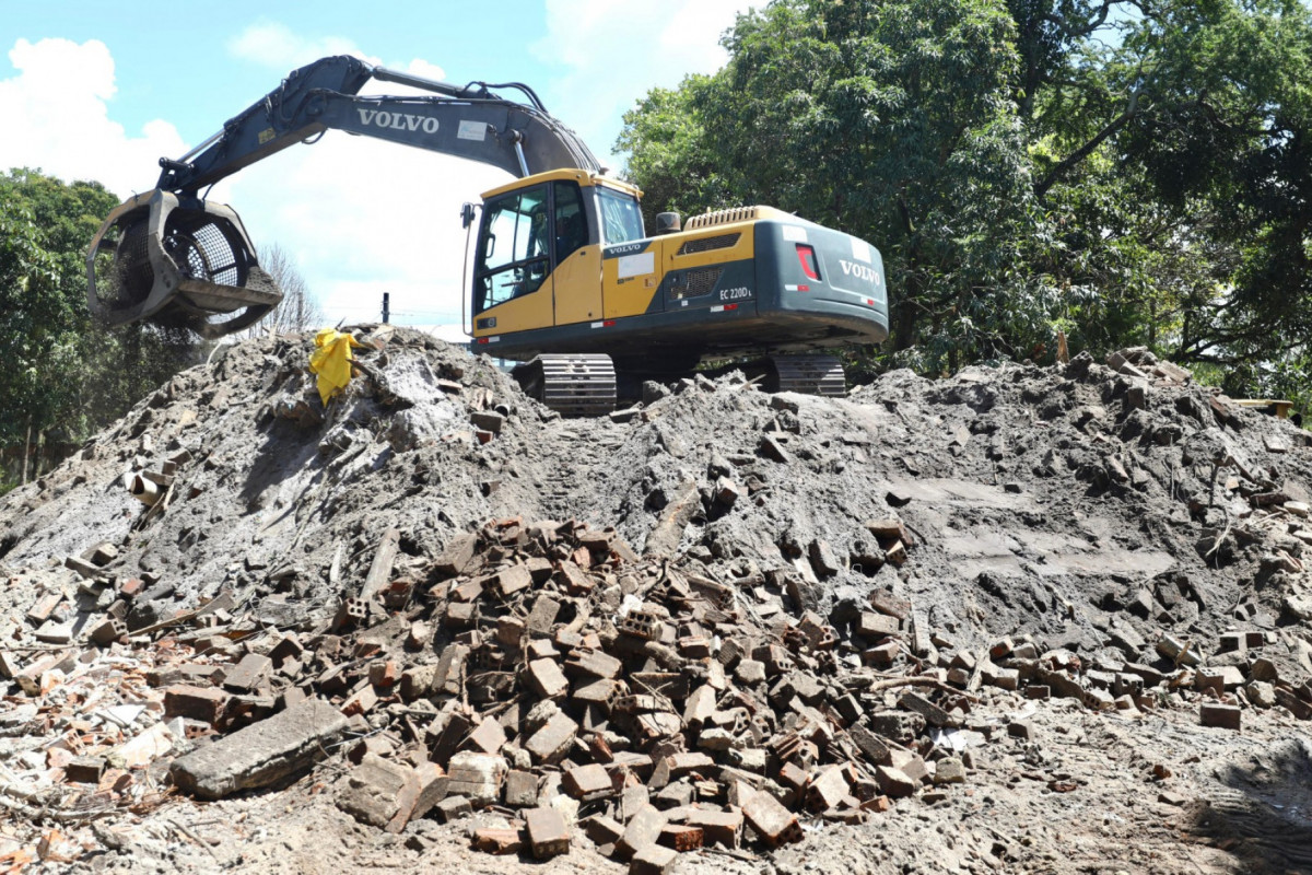 As obras iniciaram com a demolição dos antigos imóveis situados no terreno e os habitacionais começarão a ser erguidos em breve.
/Foto: Hélia Scheppa/PCR