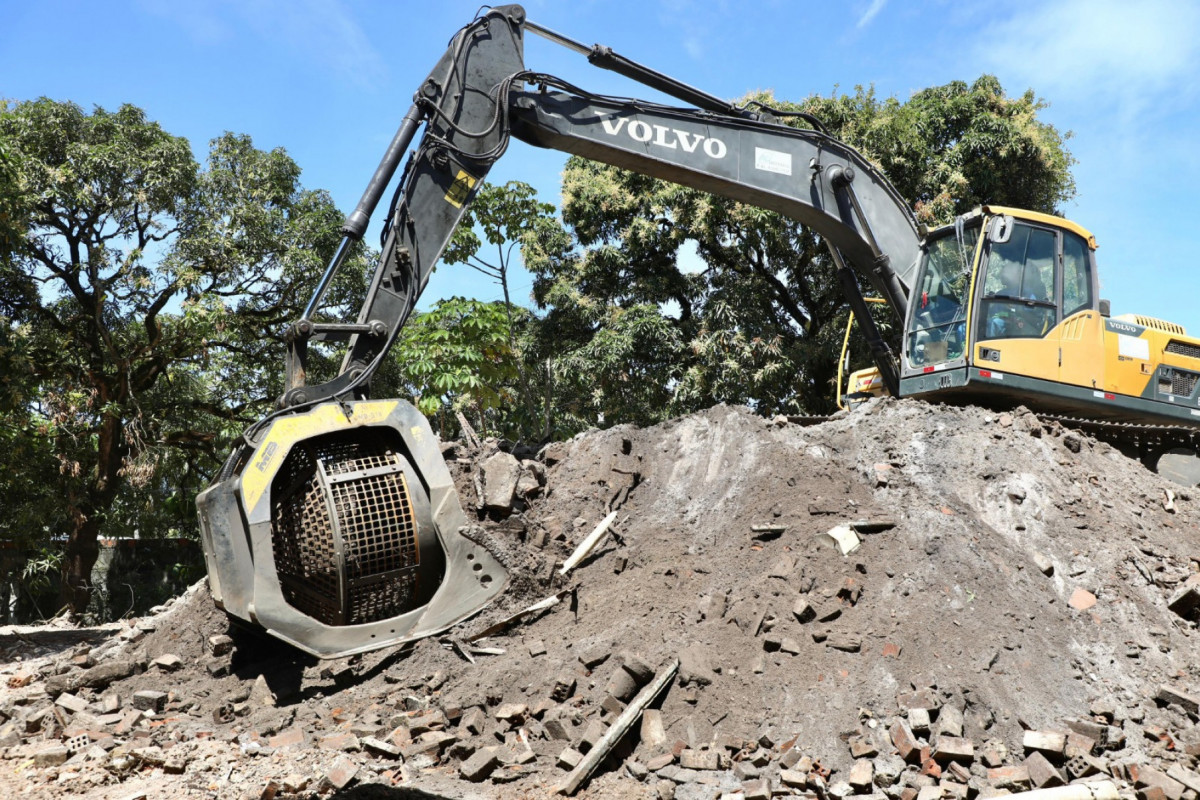 As obras iniciaram com a demolição dos antigos imóveis situados no terreno e os habitacionais começarão a ser erguidos em breve.
