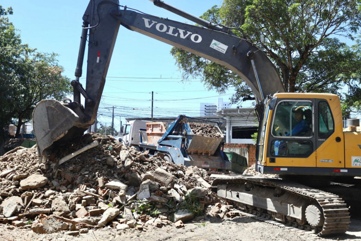 As obras iniciaram com a demolição dos antigos imóveis situados no terreno e os habitacionais começarão a ser erguidos em breve.
