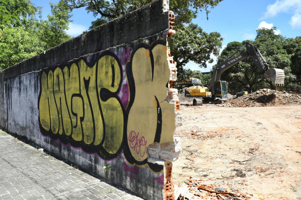 As obras iniciaram com a demolição dos antigos imóveis situados no terreno e os habitacionais começarão a ser erguidos em breve.
