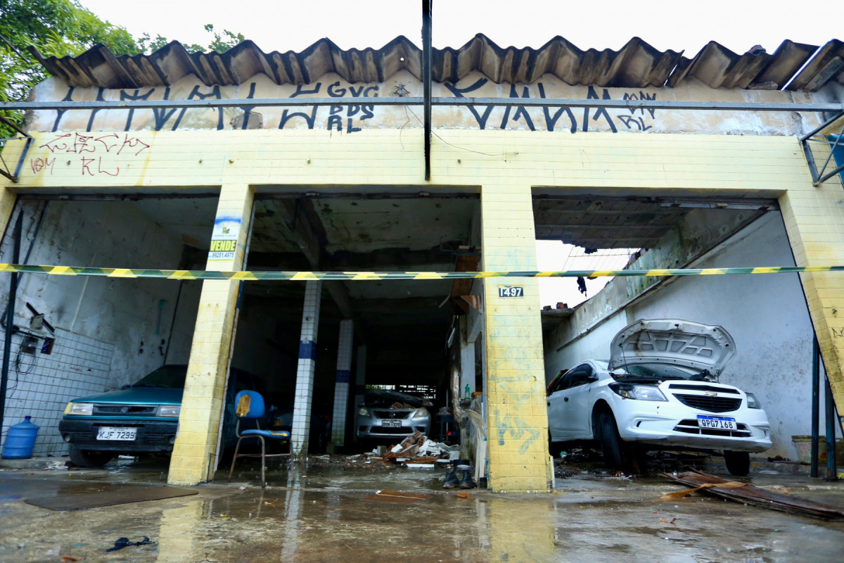 Além do mecânico, o proprietário da oficina, identificado como Josué André da Silva, e outra pessoa estavam no estabelecimento no momento da queda. Os dois escaparam sem ferimentos./Foto:Melissa Fernandes/DP