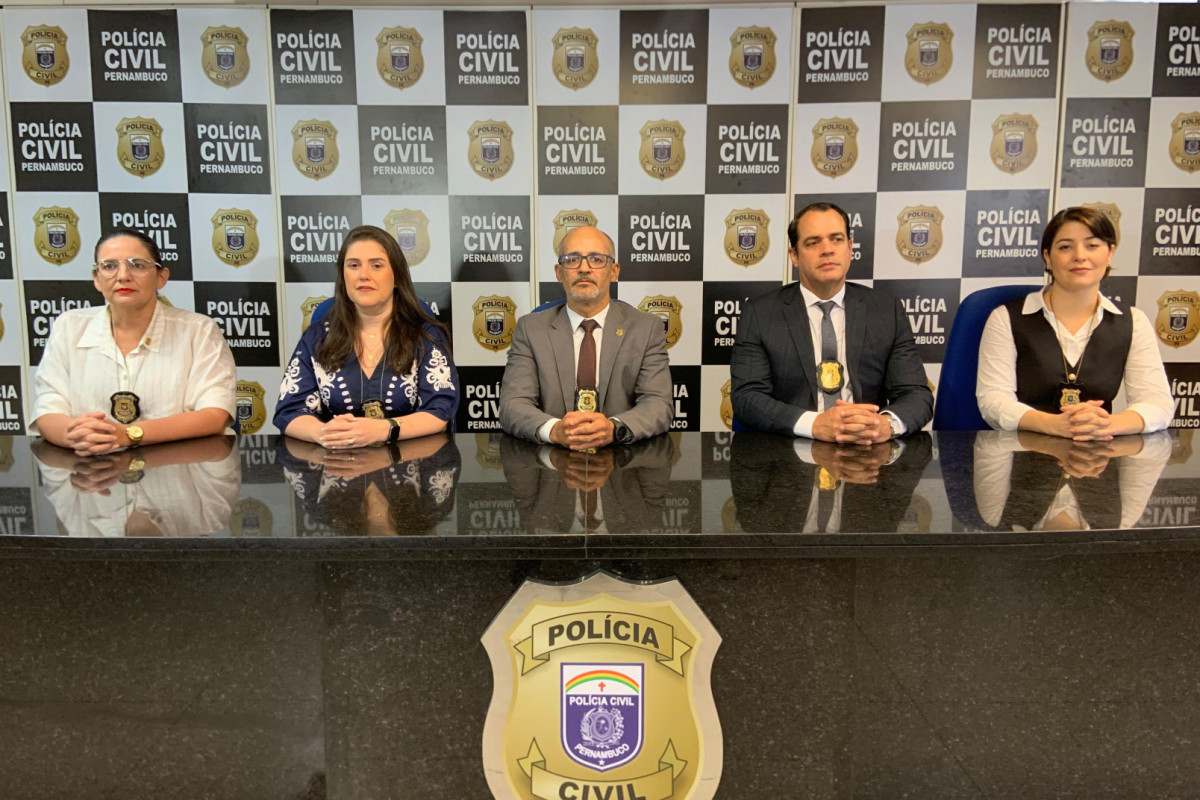Delegada Érica Bezerra,  Adjunta da Delegacia de Polícia de Repressão ao Estelionato;
Delegada Viviane Santa Cruz, Títular da Delegacia de Polícia de Repressão ao Estelionato;
Delegado Paulo Berenguer, Gestor DEPATRI;
Delegado Ivaldo a Pereira, Gestor DIRESP;
Delegada Lígia Cardoso, Adjunta da Delegacia de Polícia de Repressão ao Estelionato./Foto: Divulgação/PCPE